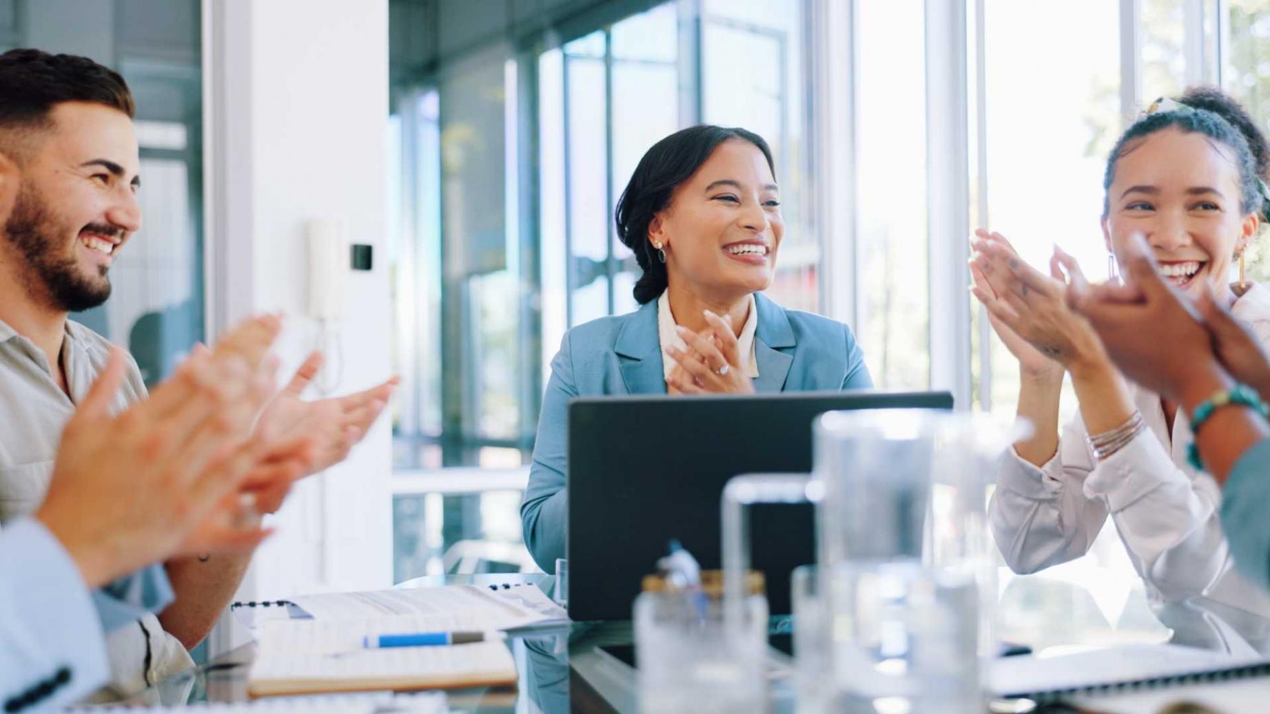 Partecipanti al workshop analizzano esempi di frode